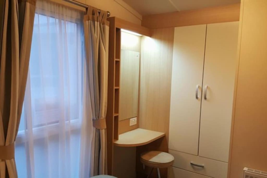 Appartement Cozy And Relaxing With Stunning Sea Views à Lytchett Minster Extérieur photo
